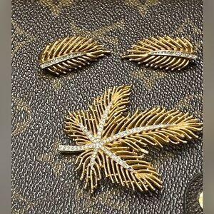 TRIFARI Crown Collectible Vintage set brooch and clip on earrings 1960’s